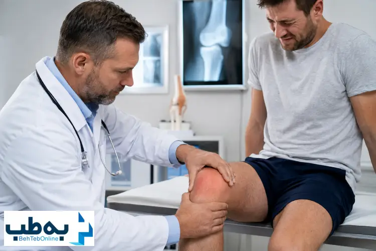 پزشک در حال بررسی علت درد و تورم زانوی بیمار